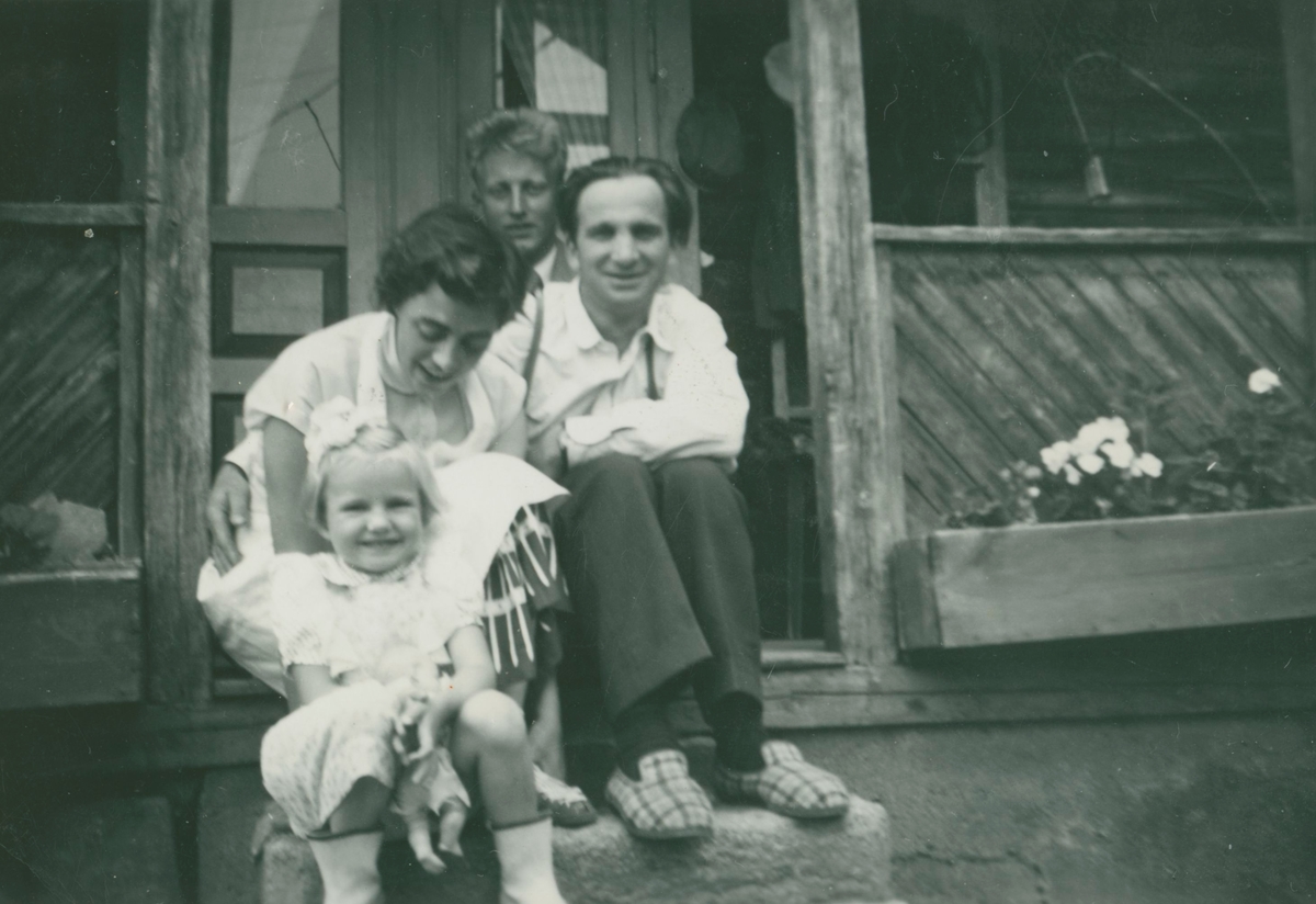 Gruppebilete av (bak) Martin Olafson Brenno, i midten Eline Marie Olafsdtr. Brenno, Robert Karelius Lindh. Foran Grethe Marie Lindh. 1957