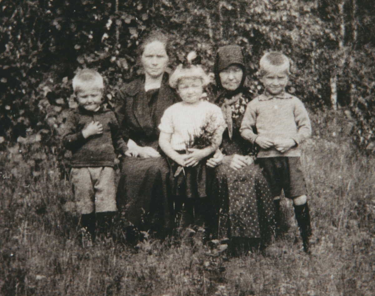 Gruppebilete av (f.v.): Ole Jonason Trøstheim, Gina Kolbjørnsdtr. Trøstheim, Randi Kristiane Lindh, Rangdi Jonsdtr. Lekneshaugen og Robert Karelius Lindh. Ca 1926