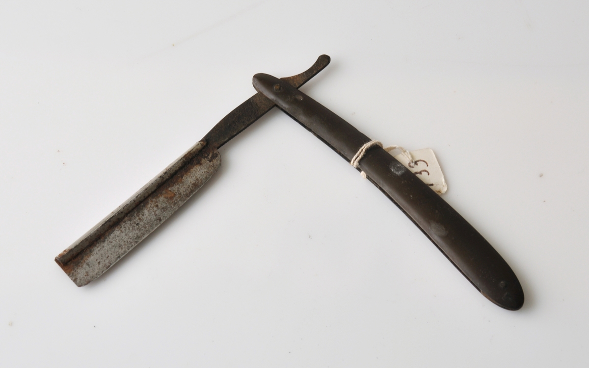 Form: Stål barberkniv med skaft av horn.

