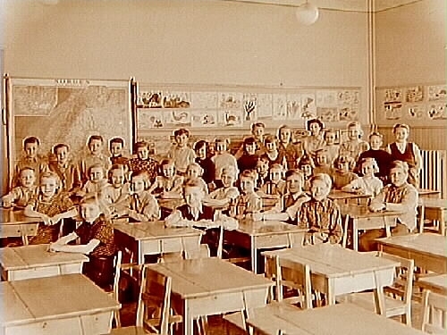 Almby Norra skola, klassrumsinteriör, 34 skolbarn med lärarinna fröken Maj Bohlin, klass 4Nn, sal 4.