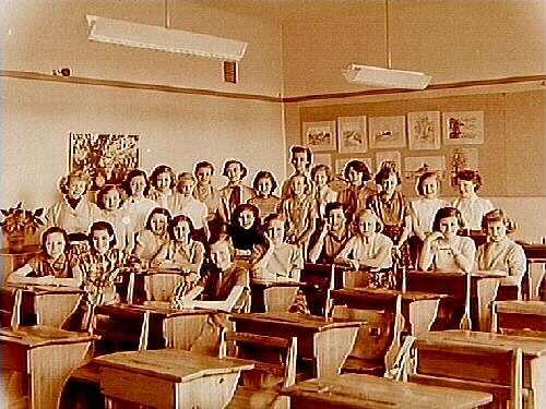 Engelbrektsskolan, klassrumsinteriör, 25 flickor med lärarinna fru Dorrit Lydén, klass 6i, sal 25.