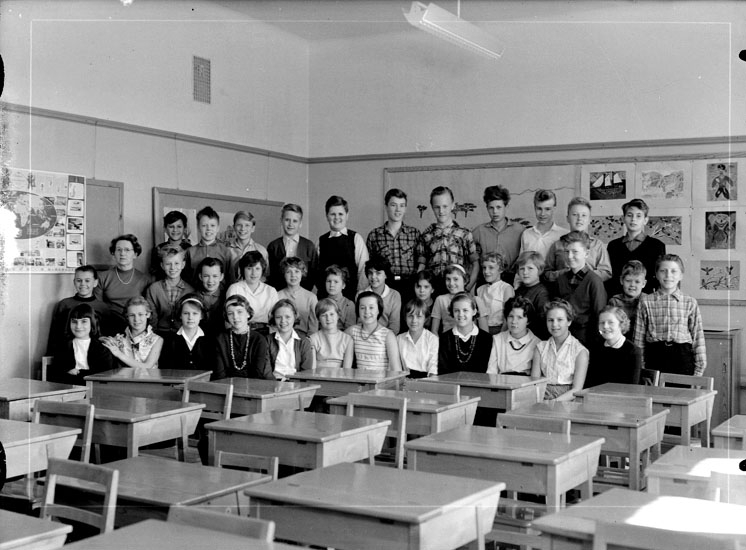 Engelbrektsskolan, klassrumsinteriör, 18 flickor, 18 pojkar och lärarinna fru Greta Tener.
Klass 6Aä, sal 13.