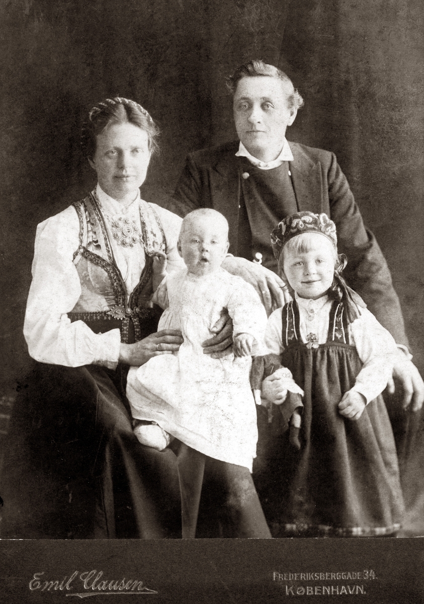 Konservator Rikard Berge med familie: Kona Johanna Bugge Berge og barna Gyrid og Tone.