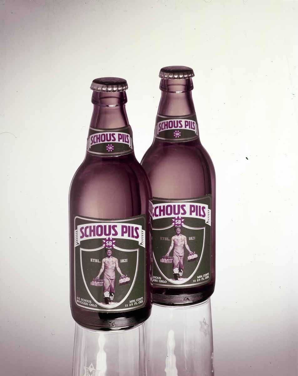 Produktfoto av to flasker Schous pils..