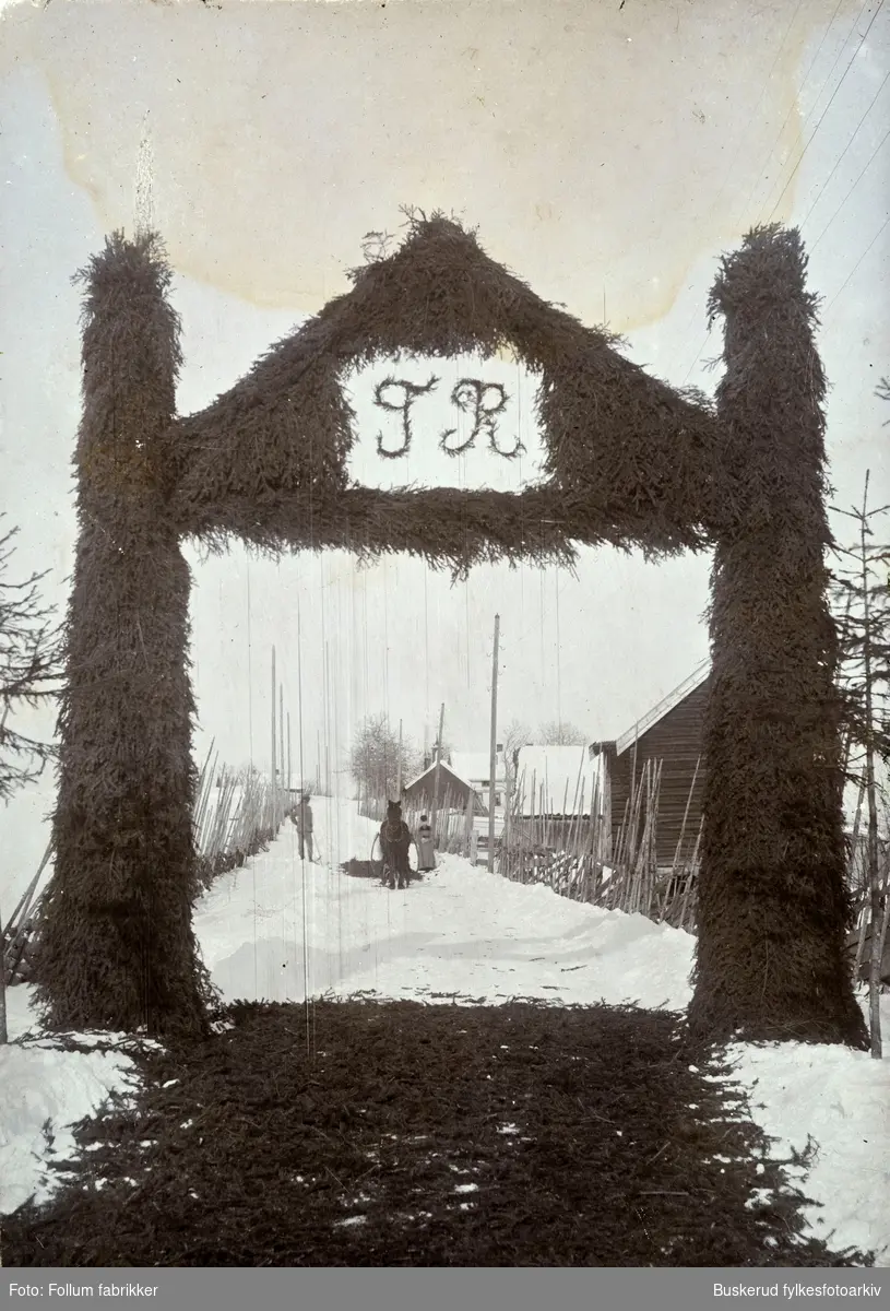 Thora Lagertha Roscher f. Henriksen bisettes fra Kolbjørnrud gård på Tyristrand 1904
En granbardekt portal med avdødes initialer T.H. og baret sledevei