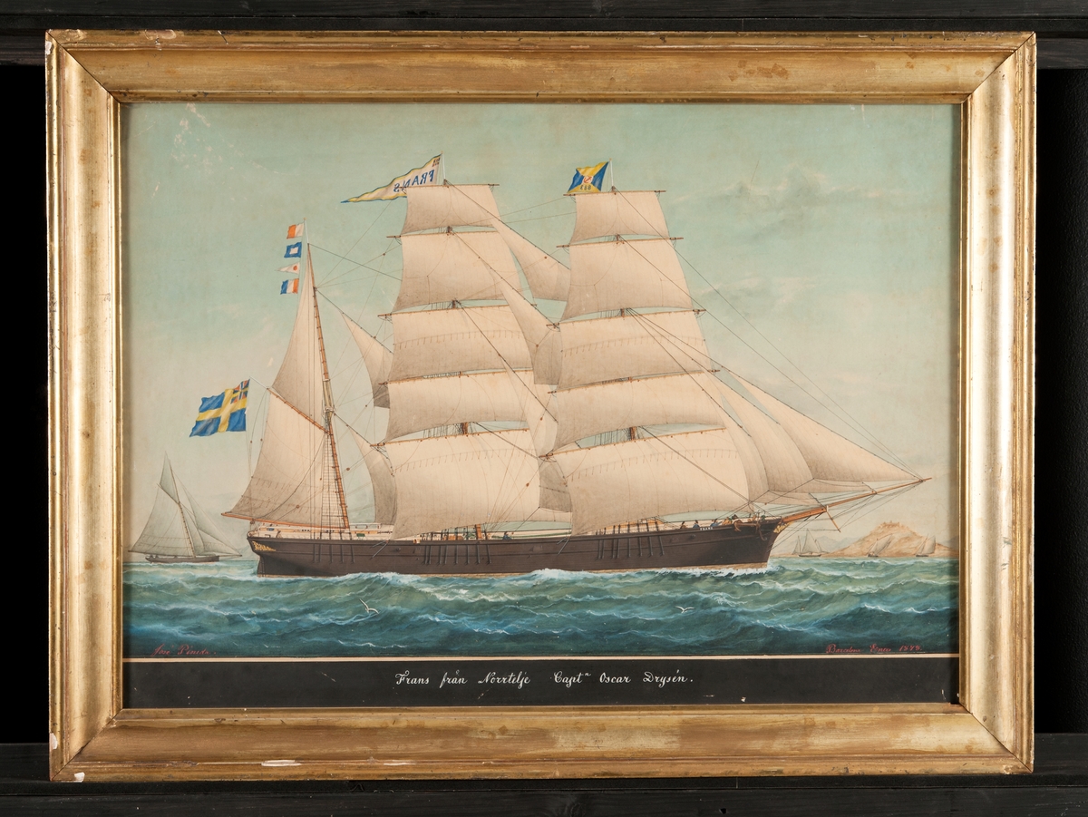 Barkskeppet  "FRANS från Norrtelje, Captn Oscar Drysén". Fartyget ligger för babords halsar, visande läsida och för alla segel. På förtoppen Sjömannaföreningens flagga med "883” samt under gaffeln svensk flagga med unionsmärke.
Stävornament.