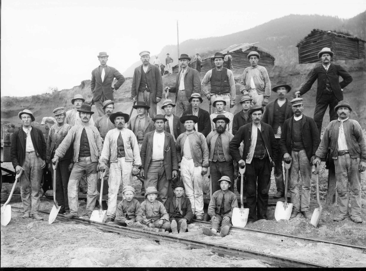 Bygging av dovrebanen, ved Bakkamoen mellom Kvam og Sjoa, anleggsarbeidere, oppsynsmann, jernbaneingeniør