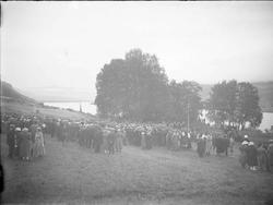Olavshaugen  på Hundorp ca 1907, Gruppe personer, landskap,g