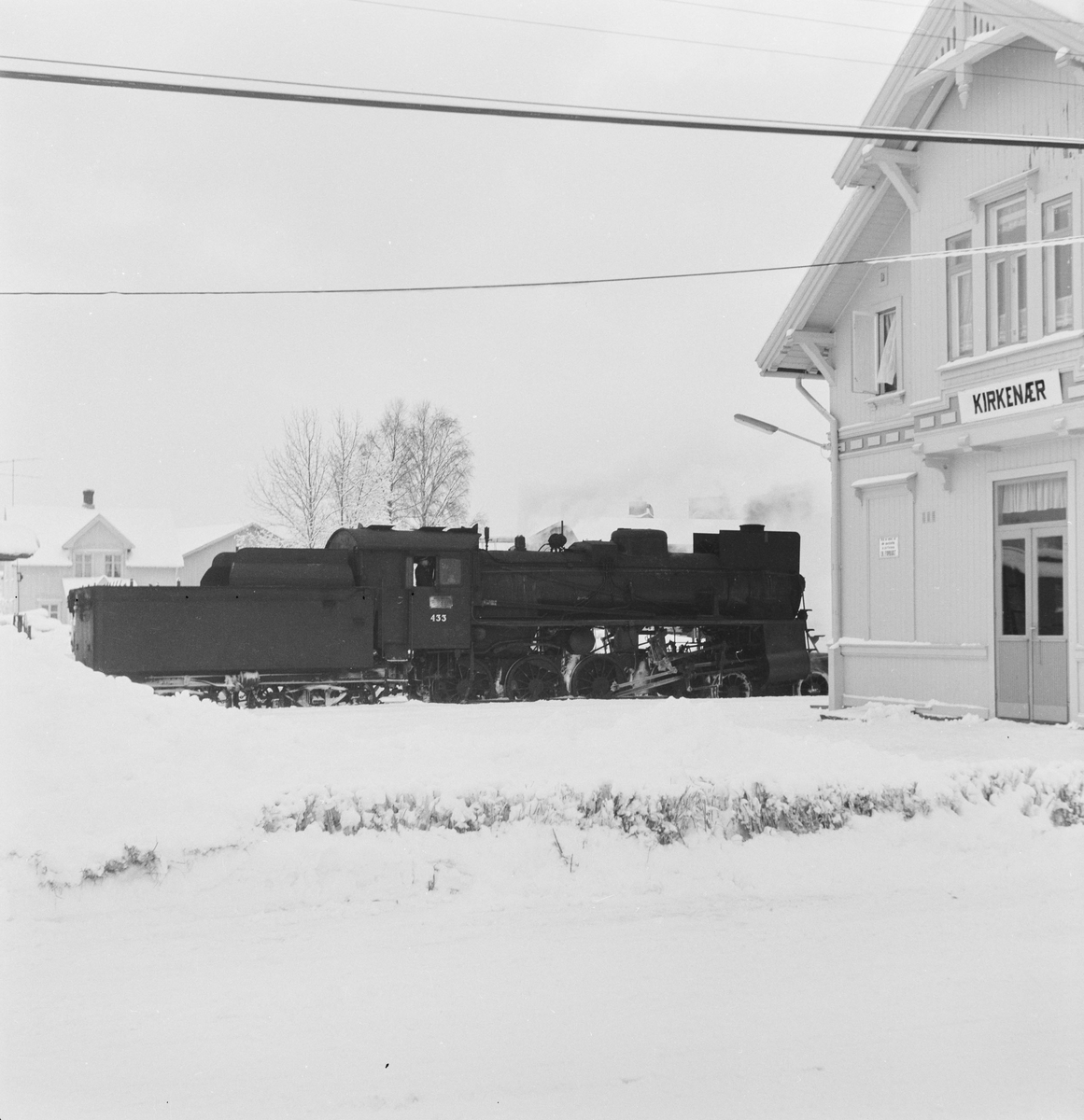 Godstog på Solørbanen trukket av damplokomotiv 26c nr, 433 på Roverud stasjon .