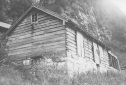 Bildeserie av et eldre våningshus på Skageflå.