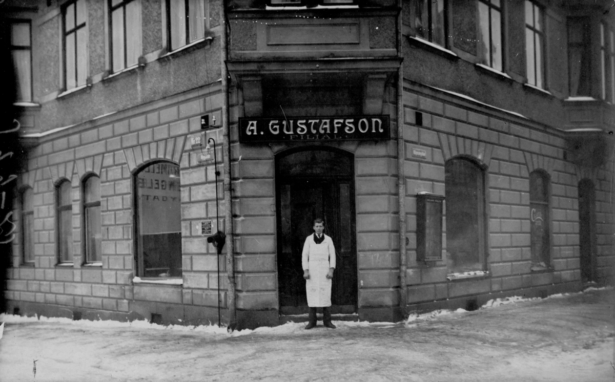 A. Gustafsons charkuterifrabrik, filialen på Köpmangatan Örebro.
Gösta Nilsson, föreståndare.
Bilden från ca 1920-1925.