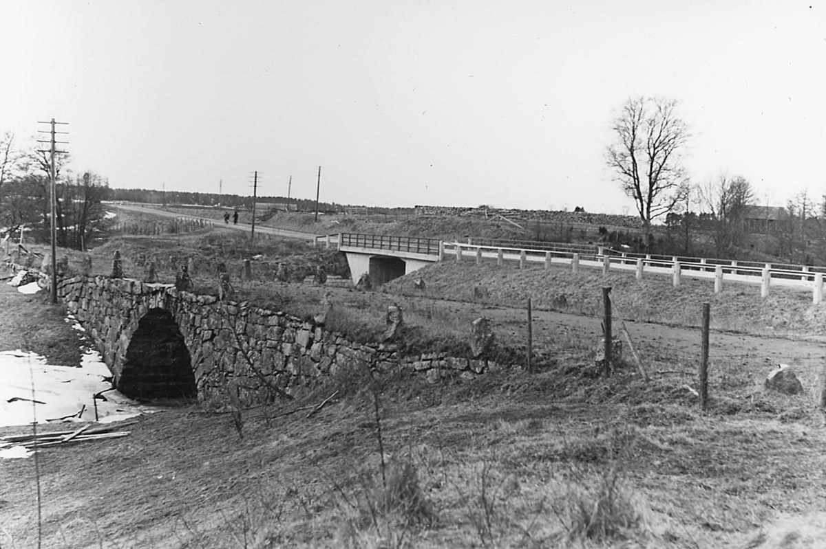Gamla och nya landsvägen vid Tivedsbrona gård (bron över Hovaån) ca 1 km nordöst om Hova.
Vinterbild.
10 mars 1945.