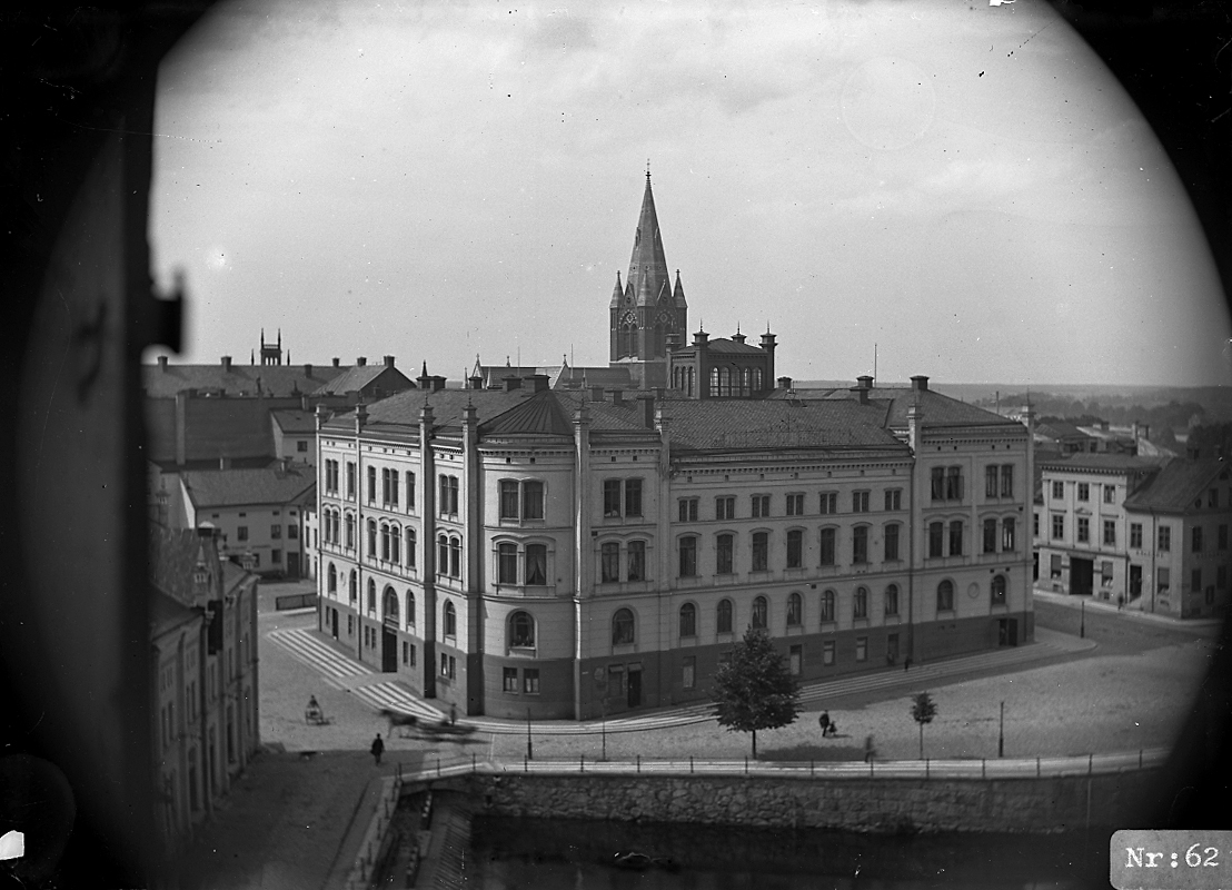 Stora Hotellet.
Fotot är taget efter 1886 men före 1899, eftersom Gamla kvarnen till vänster byggdes på en våning 1886 och Riksbankhuset är ännu ej byggt (byggår 1899).