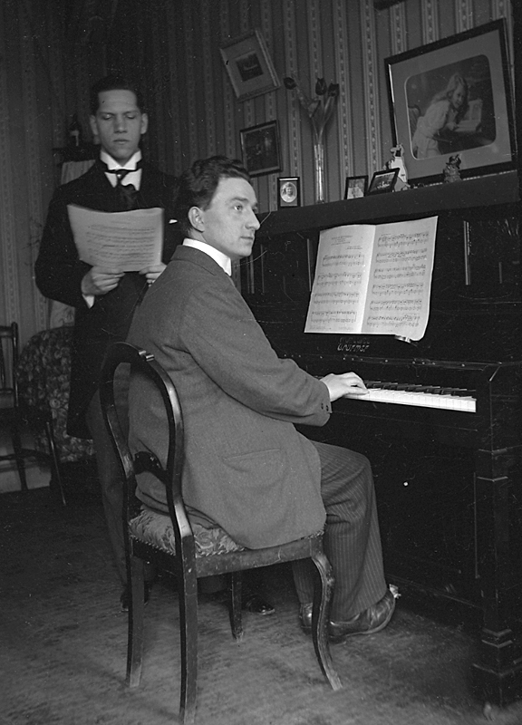 Rumsinteriör, två män vid pianot.
Karl Hedström
