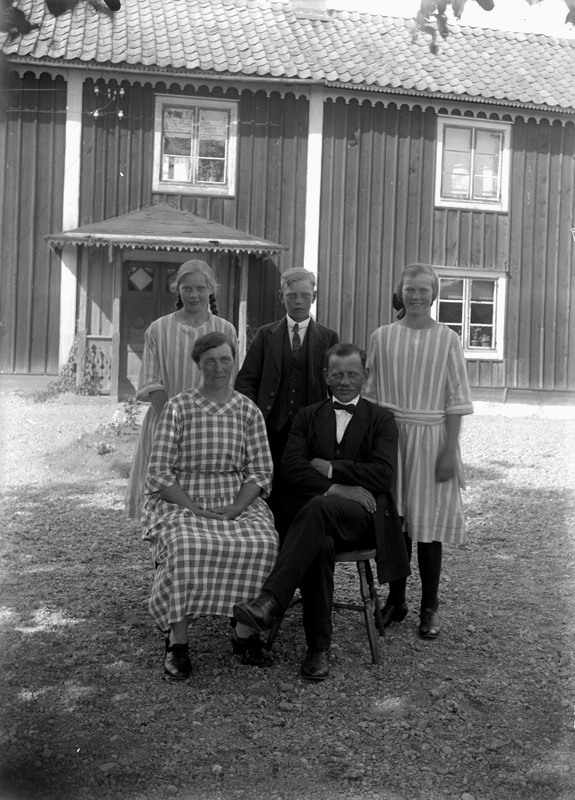 Bostadshus, familjegrupp fem personer framför huset.
Familjen Gillberg i Furunäs, Finnåker: Anna, Elis (föräldrarna), Rut, Allan, Inga.
Se även bild 2008:35:61 och 2008:35:157.