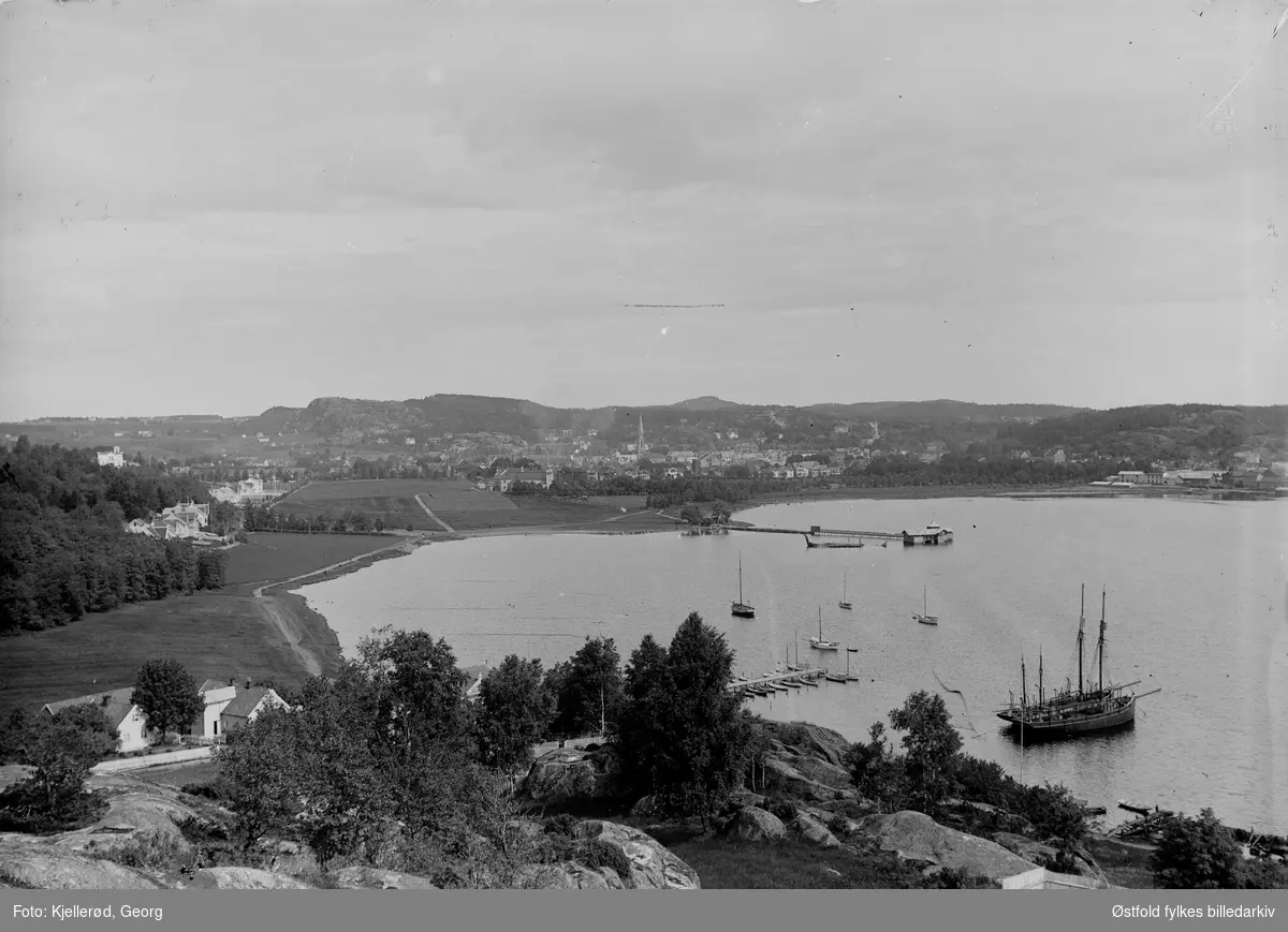 Oversiktsbilde fra Sandefjord 1909.
Bilde tatt fra Ranvikåsen/Hjertnesskogen, Stub nede til høyre, Sandefjord kirke midt i bildet, Katrineborg (Brydeslottet) ses til venstre øverst i den nærmeste skogen. Ute i havnen sees "Ulabrand" (Søbad for aabne Bad) bygget 1869