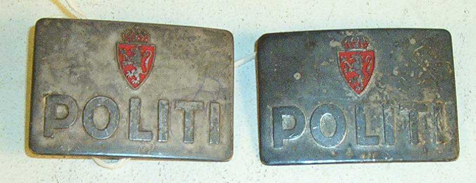 Rektangulære skilt med teksten politi og riksvåpen og nål på baksiden.