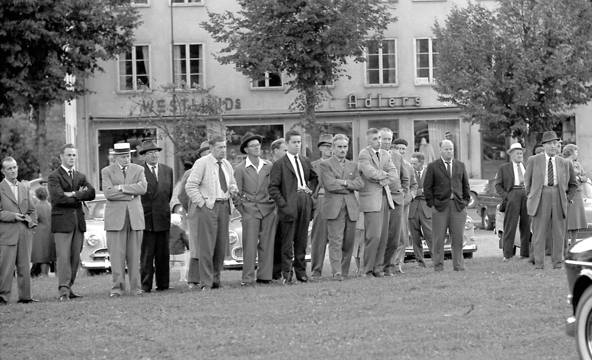 Kommunisternas möte på Malmtorget i Kopparberg, den 3 september 1961.
Tal av Hilding Hagberg, Sveriges Kommunistiska Parti. Andre mannen från vänster är Tore Gustafsson, tredje man från vänster är Axel Aronsson (född på gården Hyttnäs). Nionde man från vänster, Åke "Mossen" Svantesson.