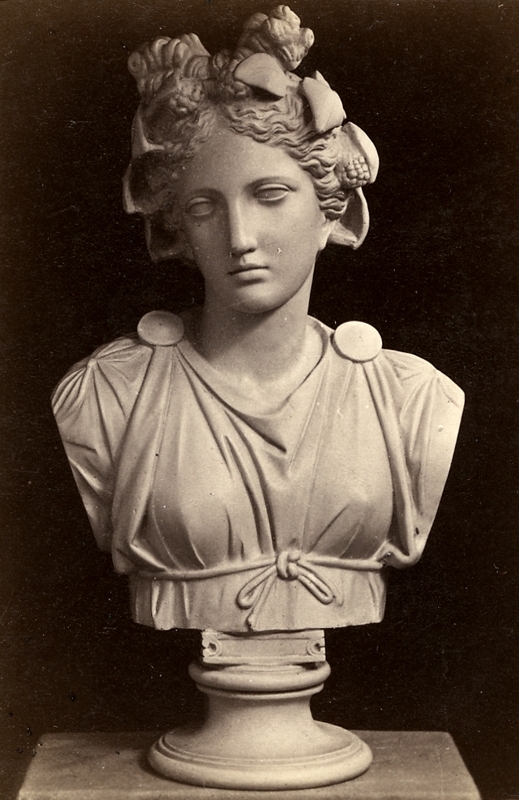 Staty (byst).
Thalia. Originalet finns i Vatican i Rom.
Nr.1871.
Fotografiet rör Wilhelmina Lagerholms konstnärliga verksamhet.