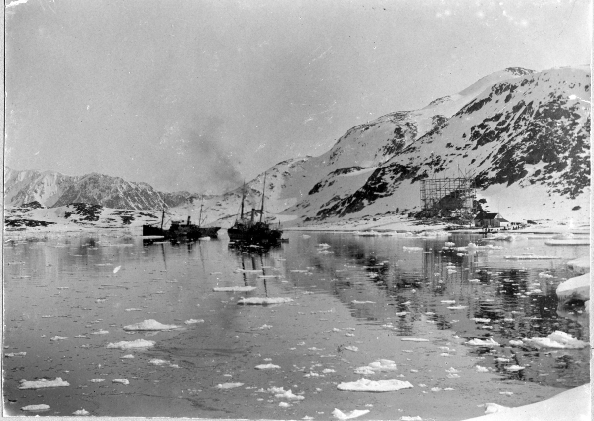 "Virgos hamn' från vester." Virgo och HMS Svensksund för ankar.