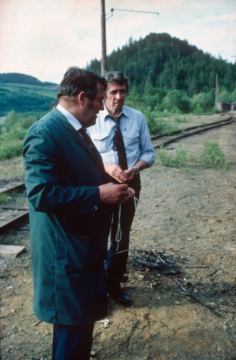 Lokomotivkontrollører i NSB, John Hjelde og Arvid Lie, instruerer personale på den nye museumsjernbanen.