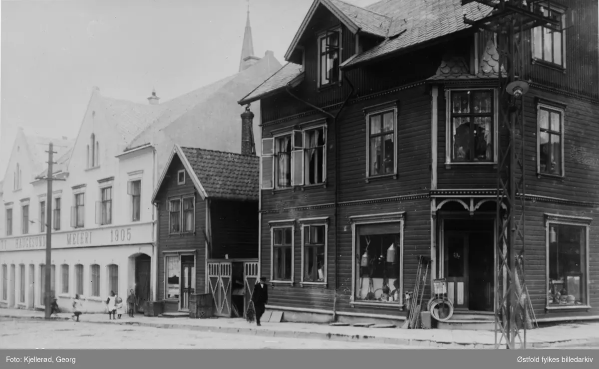 Haugesund meieri 1905  til venstre, gateparti fra Sørhauggaten i Haugesund.