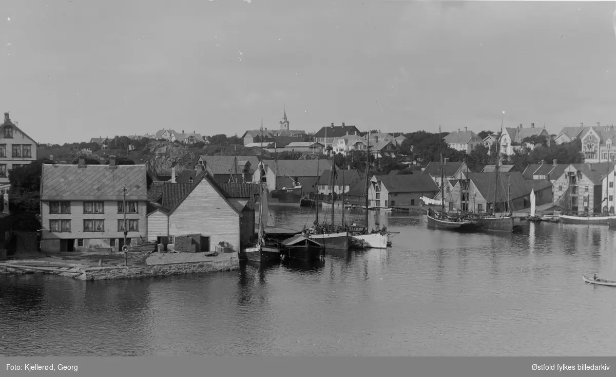 Haugesund, oversiktsbilde fra Lothebryggen. Bildet er fotografert etter 1910 da Hasseløybrua har fått den nye vippeordninga.