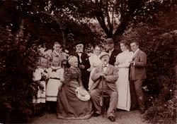 Gruppebilde. Bakerst fra venstre: Anna Mathiesen, general Ha