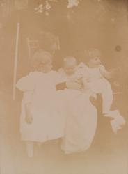 Erikka Kiær Mathiesen med Tinken, Erica og Eva Mathiesen.