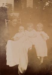 Erikka Kiær Mathiesen med Erica, Eva og Tinken Mathiesen.