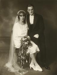 Studioportrett av brudepar, Håkon Johannessen og Olga Kristi