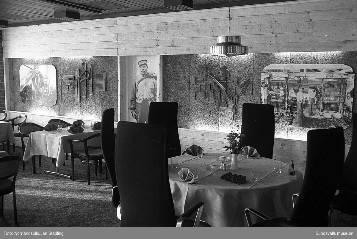 Invigning av den nya inredningen i matsalen på Esso motorhotell. Inredningen består av bland annat av historiska bilder och föremål från Tunadals tidiga sågverksepok.