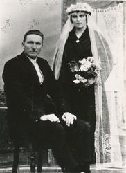 Portrett av brudepar tatt i fotoatelier.