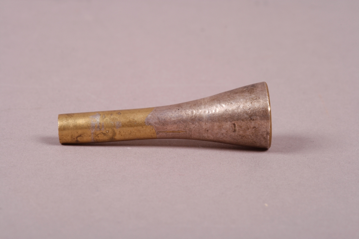 Består av slange og to munnstykker. Munnstykke trompet er RMT 2015-32 C. Munnstykke horn er RMT 2015-32 B.