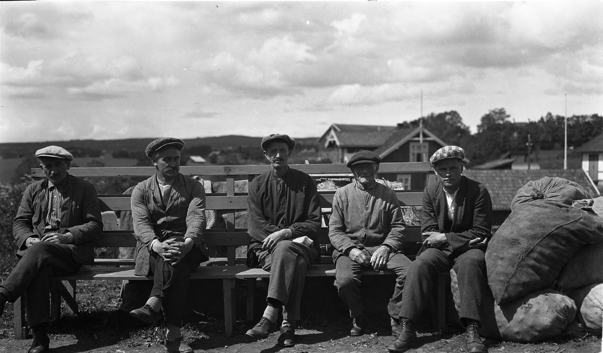 Fem karer på en krakk ved Kraby jernbanestasjon, Østre Toten. Ca. 1924-28. Lengst til høyre Laurits Pedersen. Nr. to fra venstre er muligens Peder Anton Gårderhagen, Laurits Pedersens far. De øvrige er ikke identifisert.