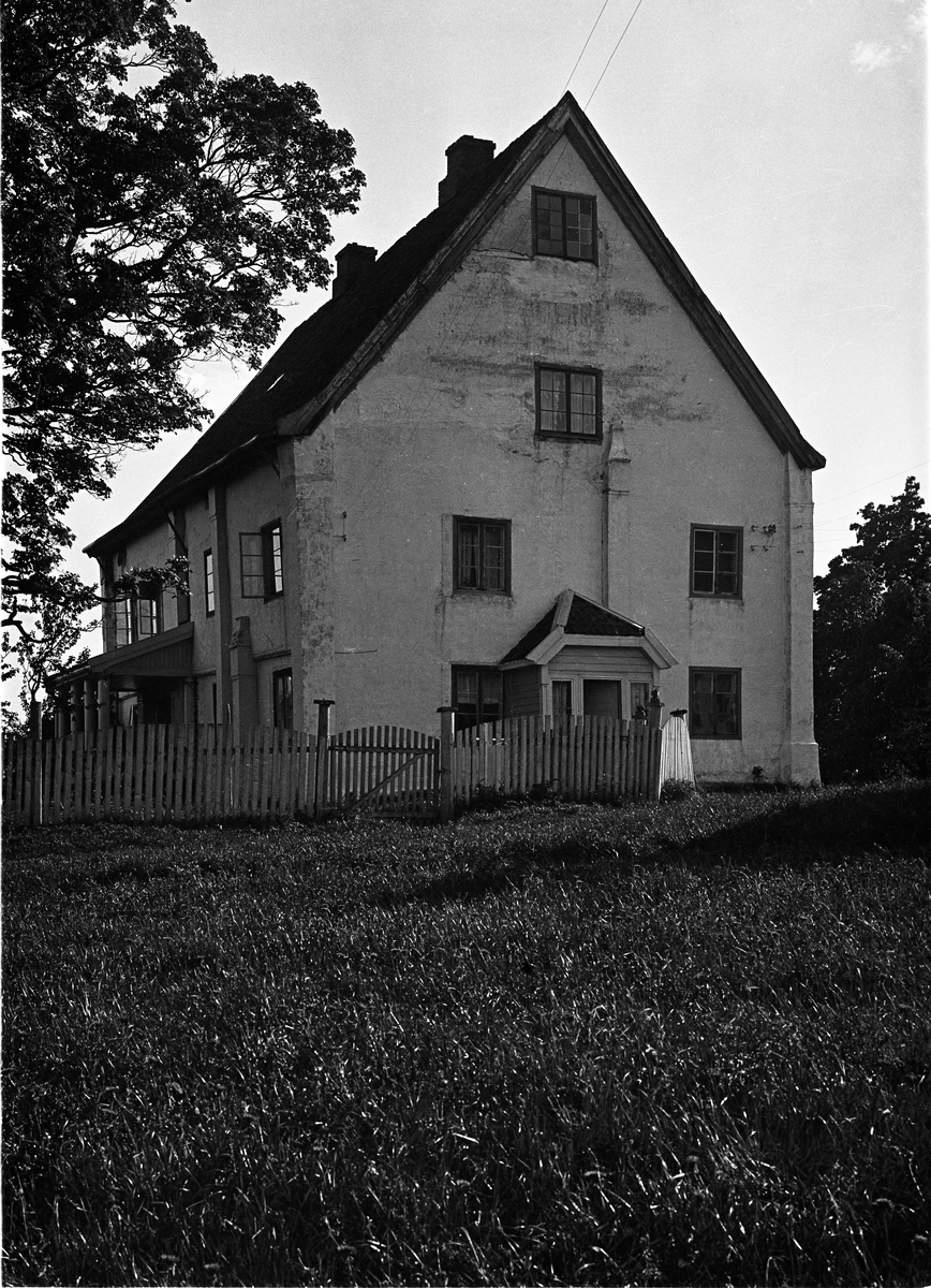 Den fredede hovedbygningen på gården Rognstad østre, Østre Toten. Tre nær identiske bilder.