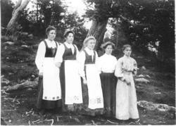 Budeier på Dyringen
F.v.: Anne Hyrvebakken (f. 1886 g. Form