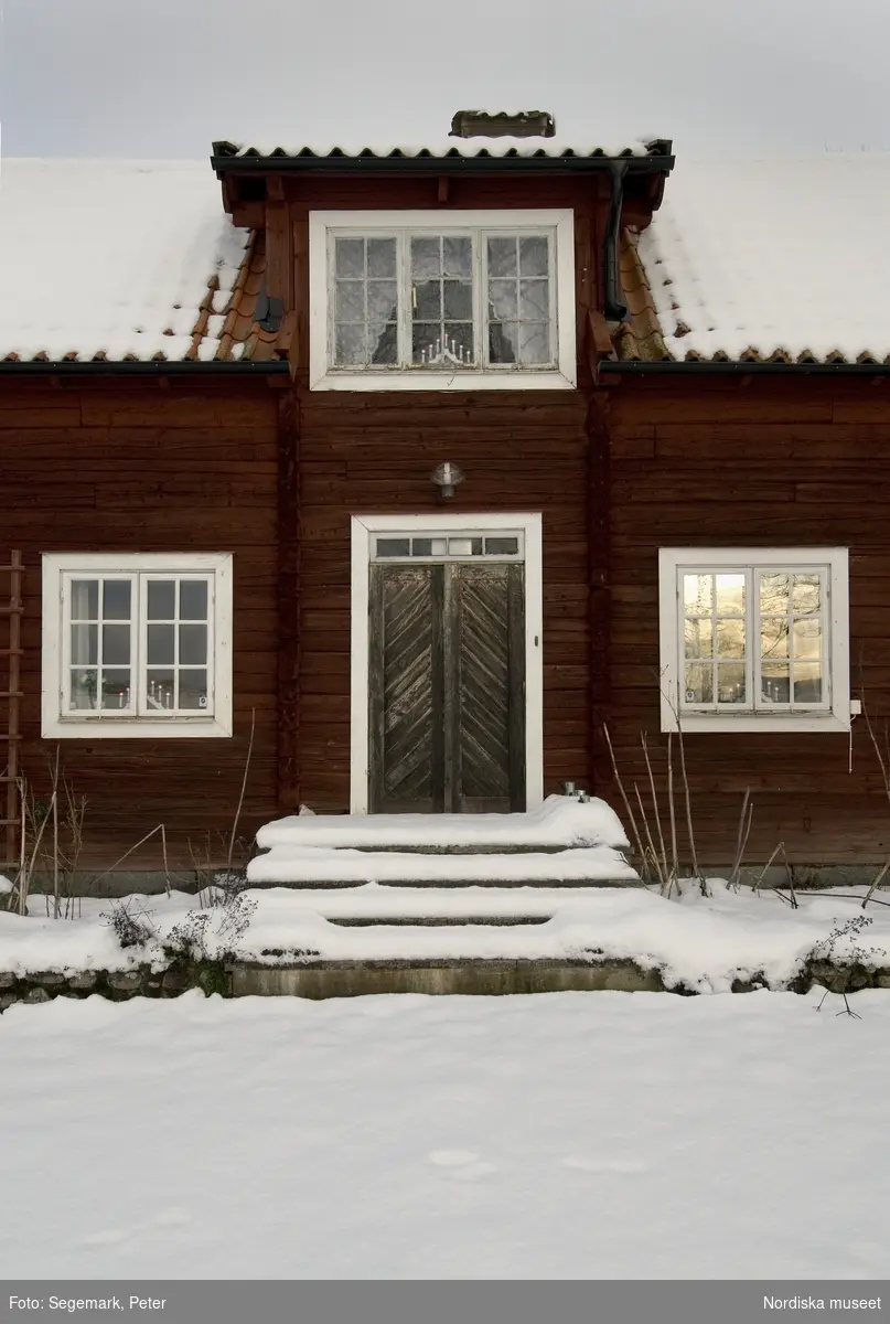Vinter på Julita gård 2007. Julita Wärdshus i snö, innan renoveringen 2008. Adventsstjärnor och adventsljusstakar i fönstren.