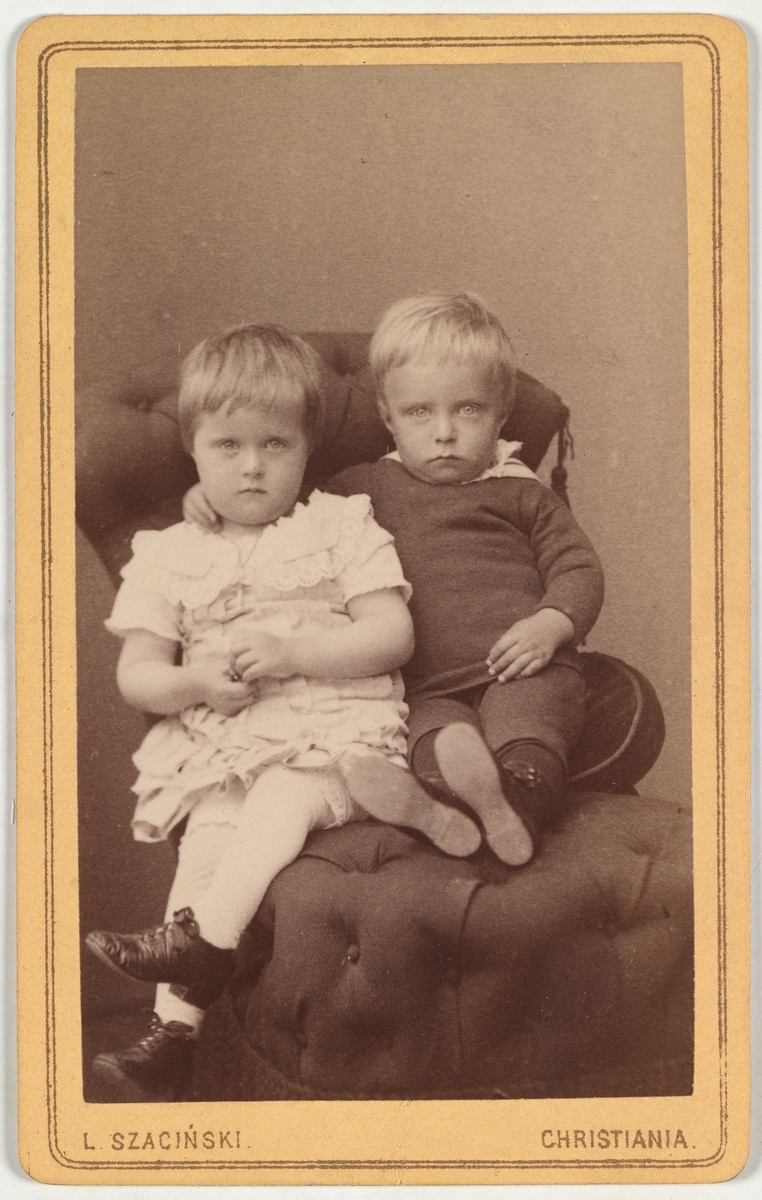 To barn, trolig Anna (til venstre) og Arne Christensen (til høyre).