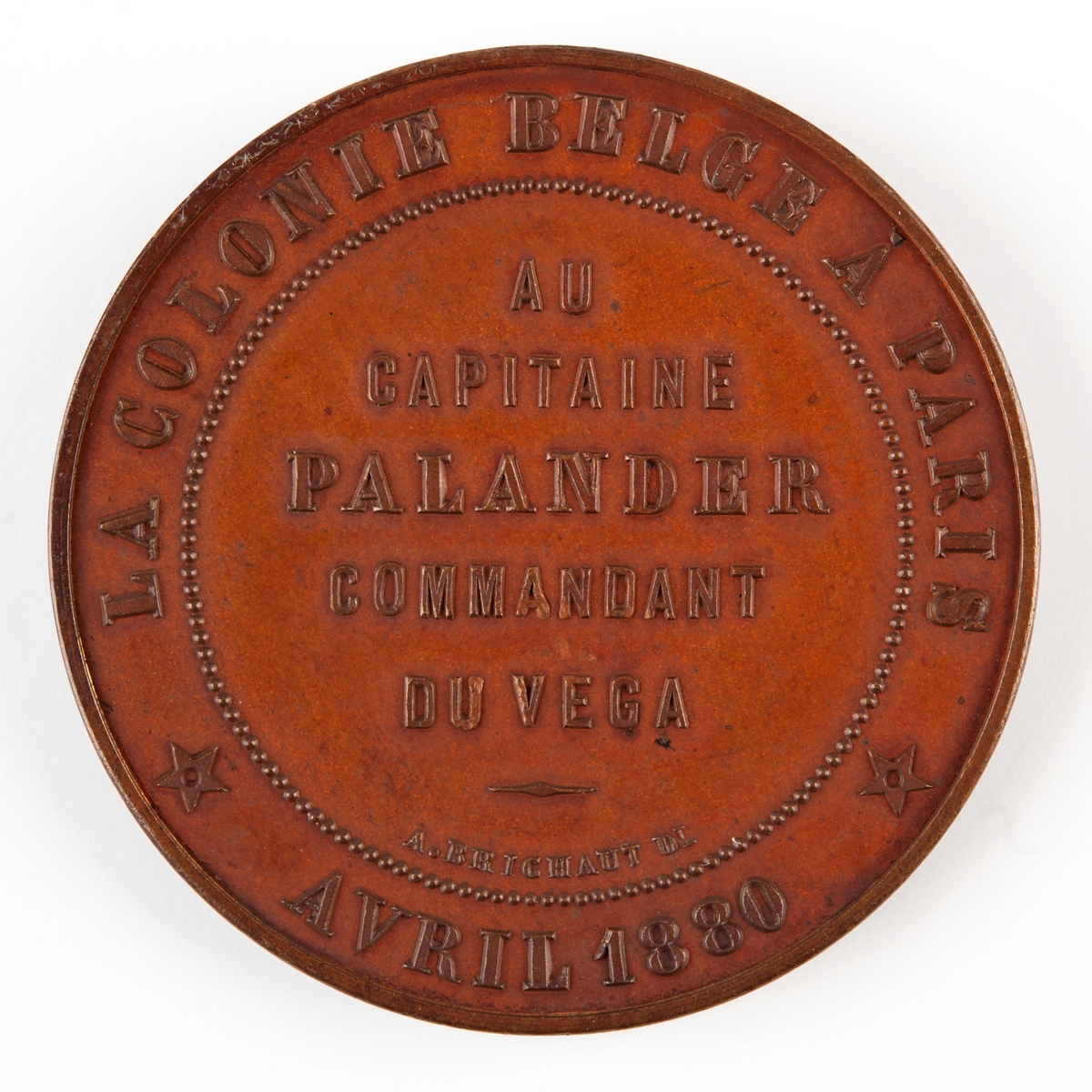 Medalj präglad av belgiska kolonien i Paris 1880 över Adolf Arnold Louis Palander av VEGA.
Framsida: Krigarhuvud; Pallas Athene med romersk hjälm och lagerkrans.