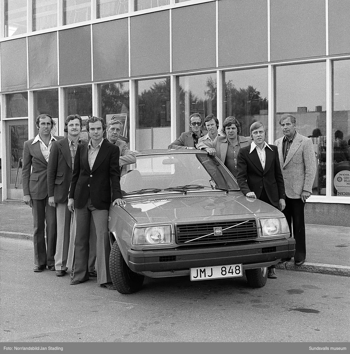 Bilbolagets försäljare samlade runt en Volvo 343, bilden tagen för en annons. Tvåa från höger är Hans Jonsson.