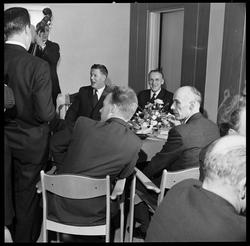 Jubilantfest for herrer. Fra kaffebordene.