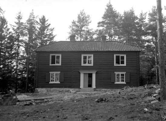 Mangårdsbyggnaden från Sjöbo, Ervalla sn. Flyttad till Ervalla hembygdsgård 1937. 
Fotografi taget sannolikt efter flytt.