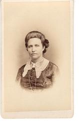 Portrett av ukjent kvinne, ca. 1865-1880. Vignettert. Antake