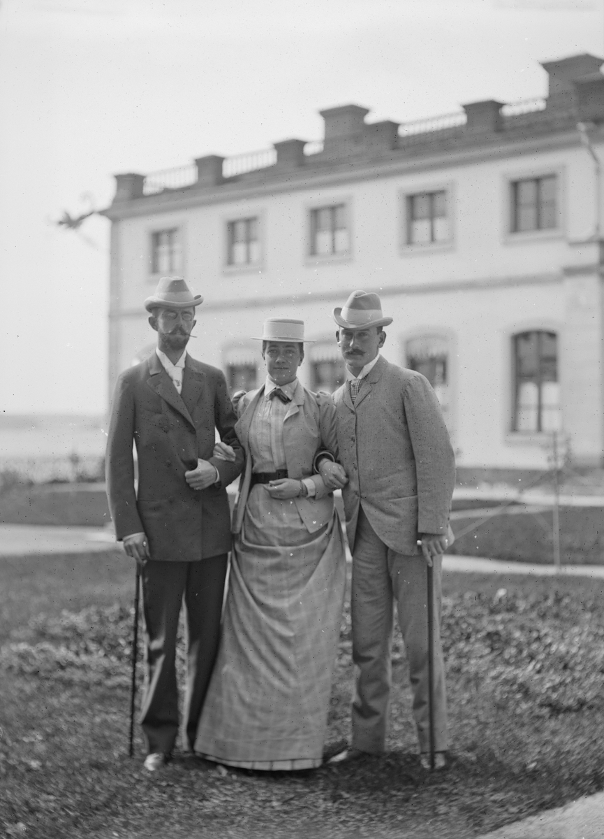 Drottning Victorias bilder. Kronprins Gustaf, Victoria och prins Max av Baden. Ca 1895. Tullgarns slott.