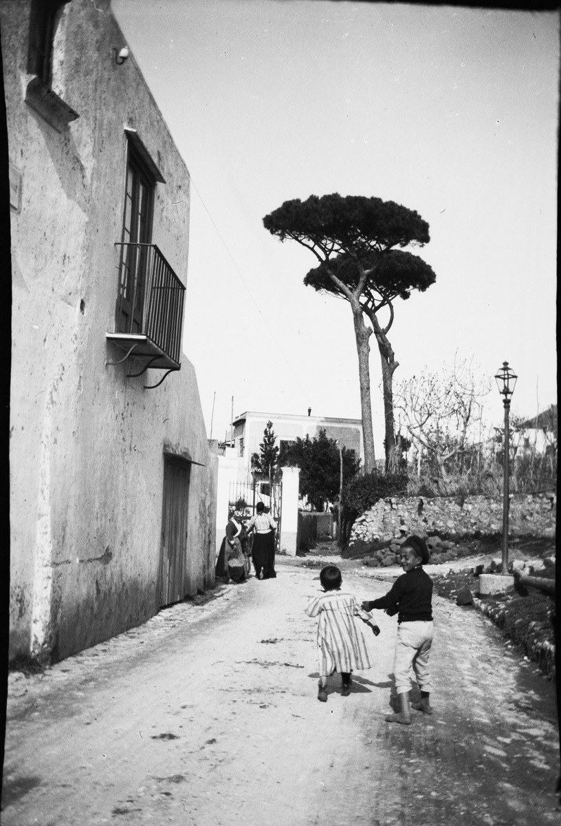 Drottning Victorias bilder. Två lekande barn på en gata på Capri.