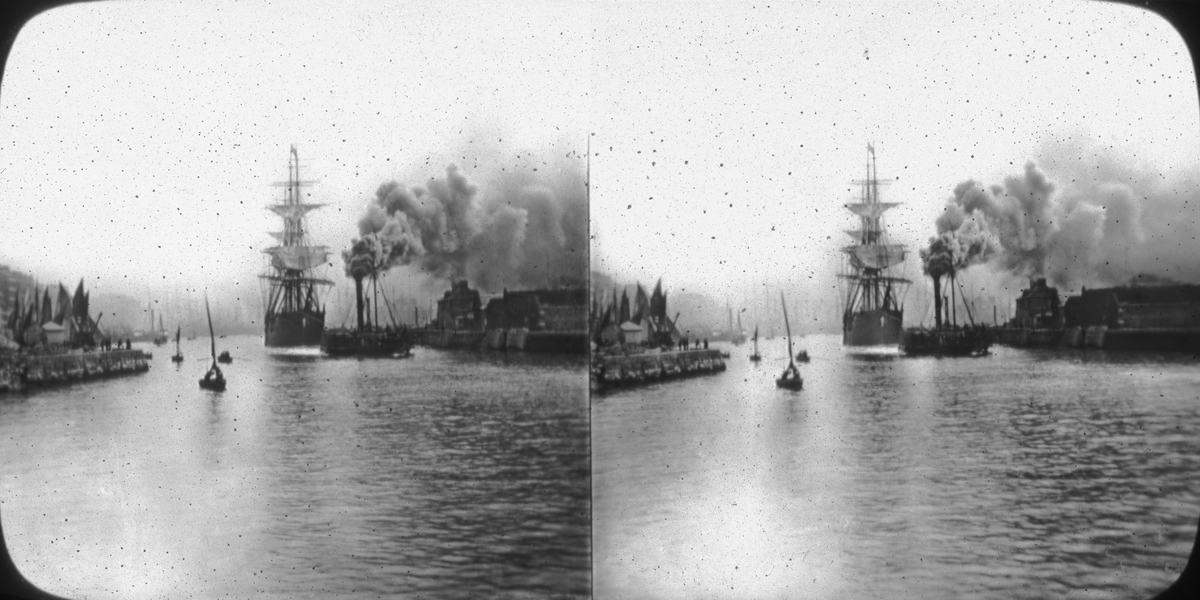 Stereobild. Krigsfartyget Bremen lämnar hamnen i Le Havre. Utställningen i Paris.
