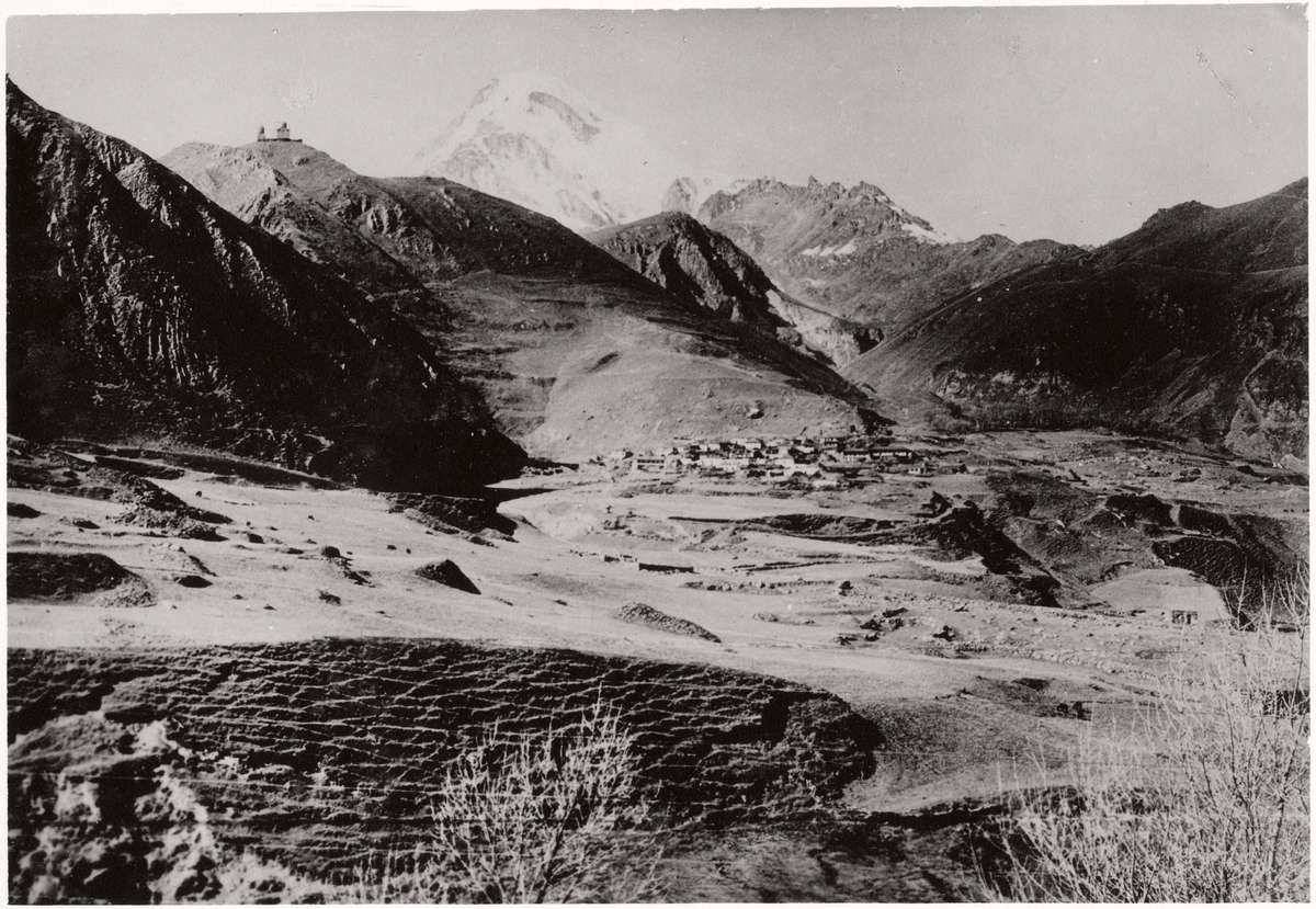 Vy över "Kasbek" i Kaukasus.
Bilden ingår i två stora fotoalbum efter direktör Karl Wilhelm Hagelin som arbetade länge vid Nobels oljeanläggningar i Baku.