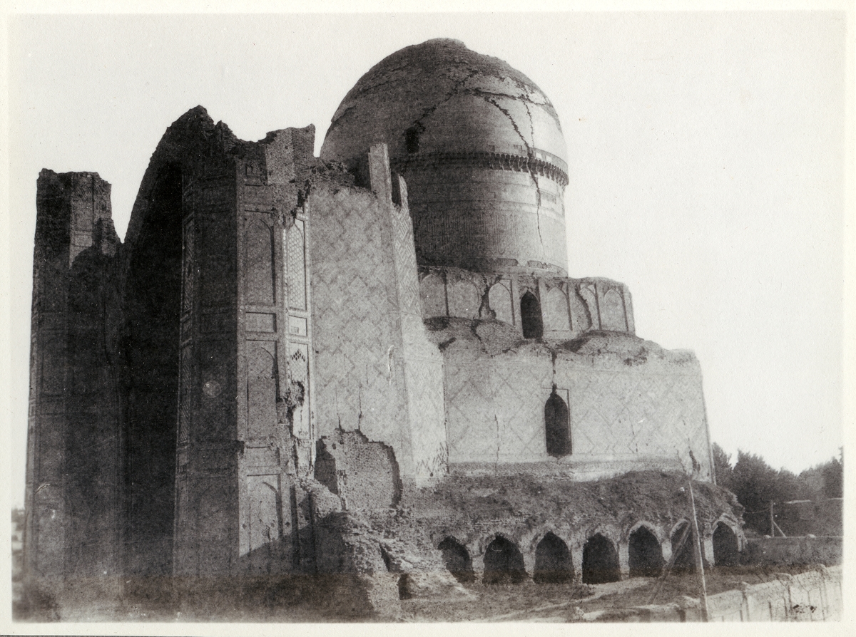 Ruin i Samarkand.
Bilden ingår i två stora fotoalbum efter direktör Karl Wilhelm Hagelin som arbetade länge vid Nobels oljeanläggningar i Baku.