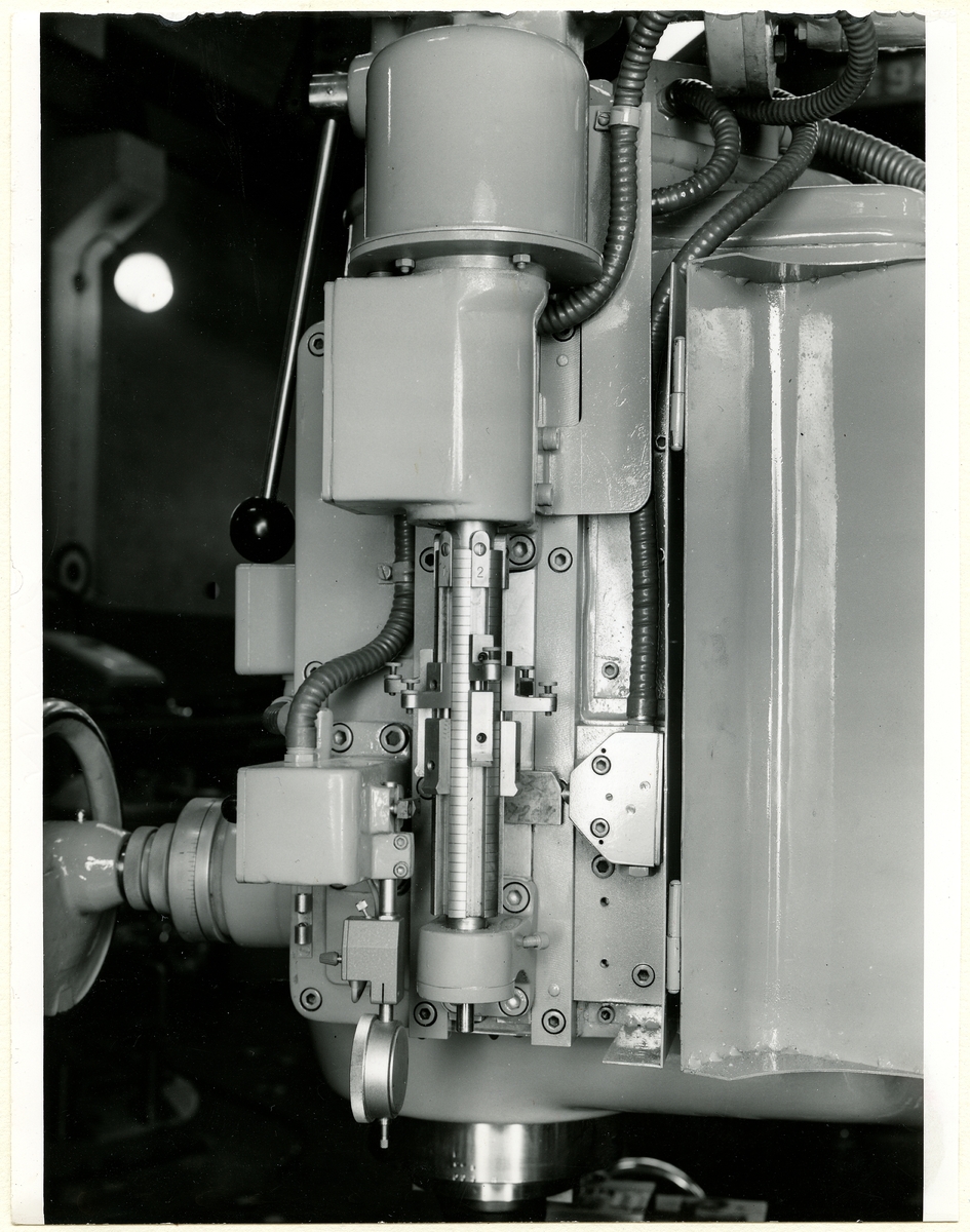 Programstyrd fräsmaskin.
Text från arket där fotografiet är uppfodrat:
"Industriell teknik (Industritidningen Norden)
Noggrann höjdinställning på programstyrd fräsmaskin."